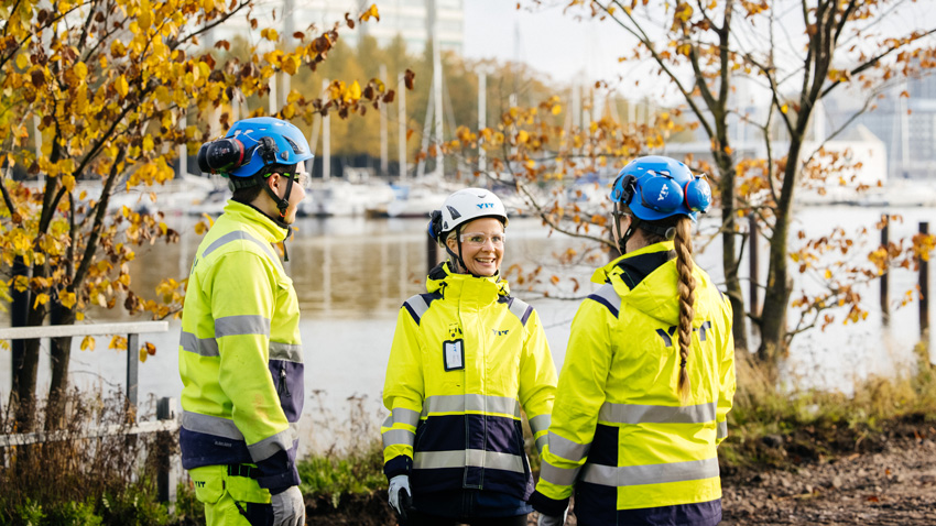 Kolme YIT:n työntekijää ulkona